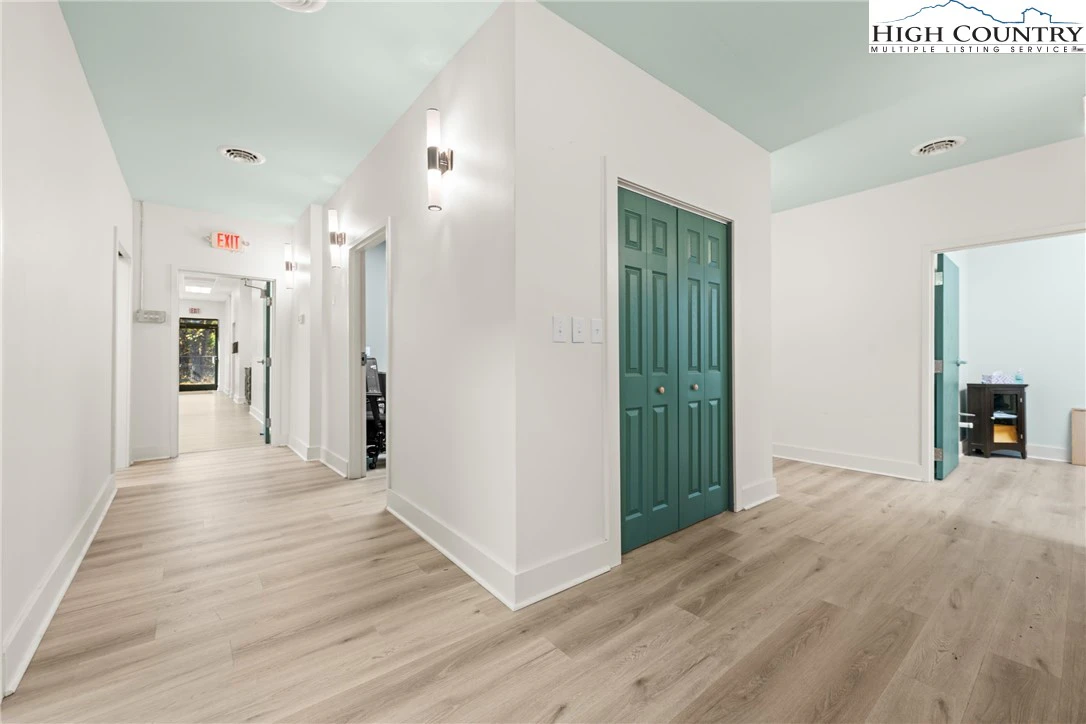 Image number 2 for the current listing