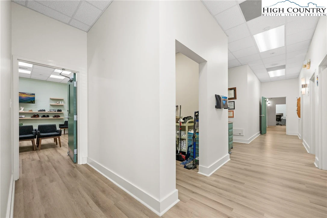 Image number 6 for the current listing