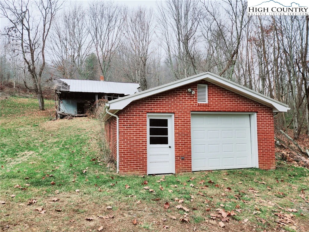 Image number 14 for the current listing