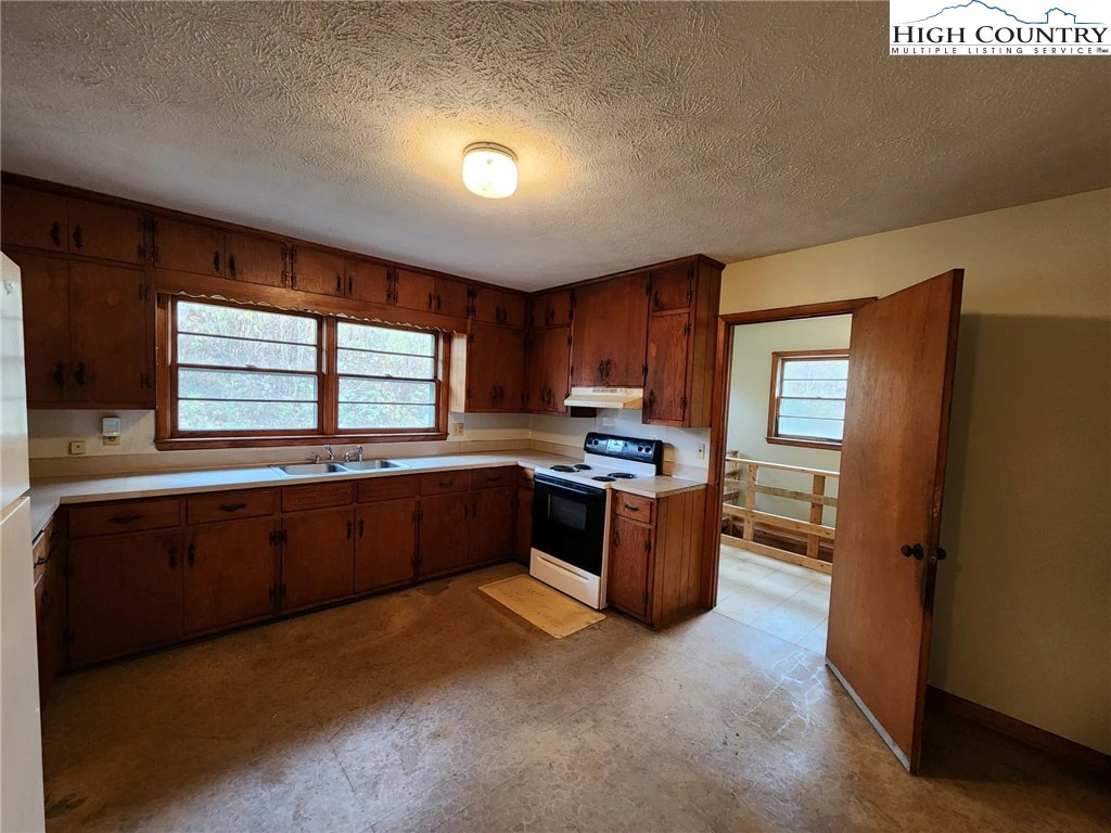 Image number 15 for the current listing