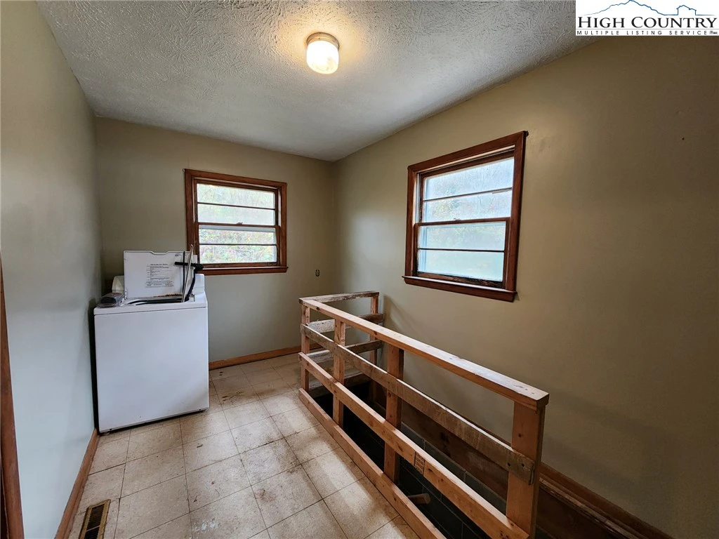 Image number 18 for the current listing