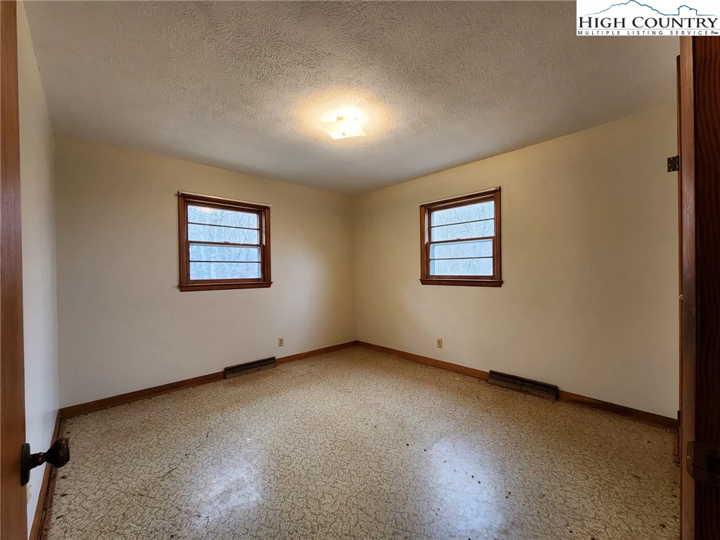 Image number 19 for the current listing