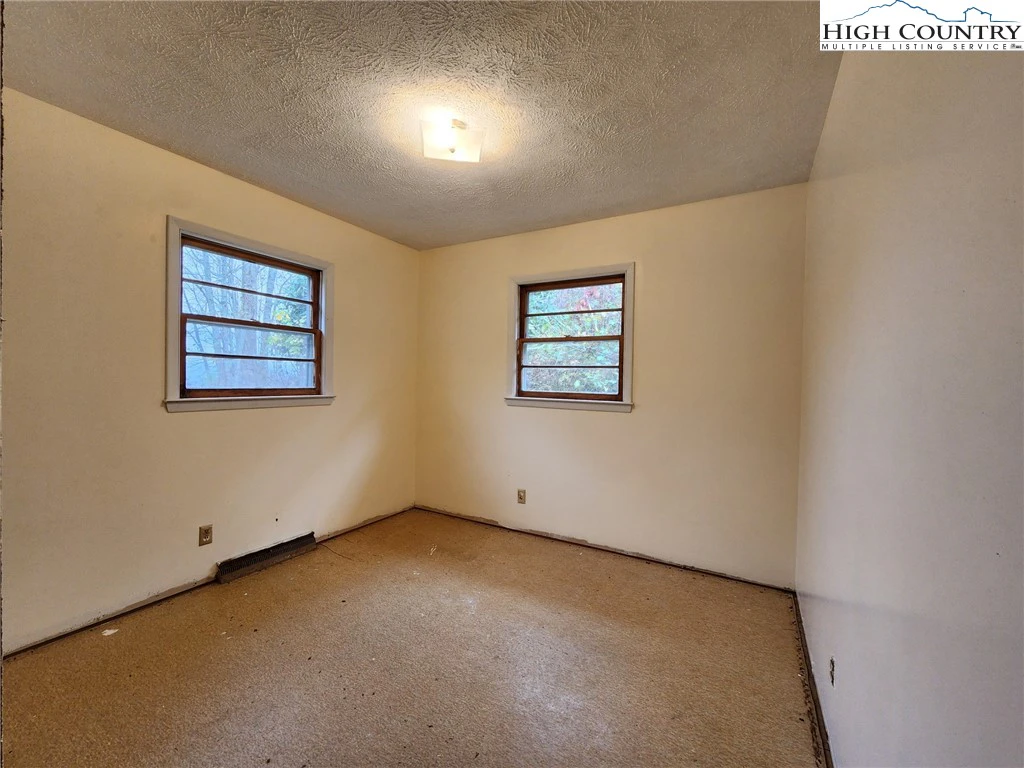 Image number 20 for the current listing