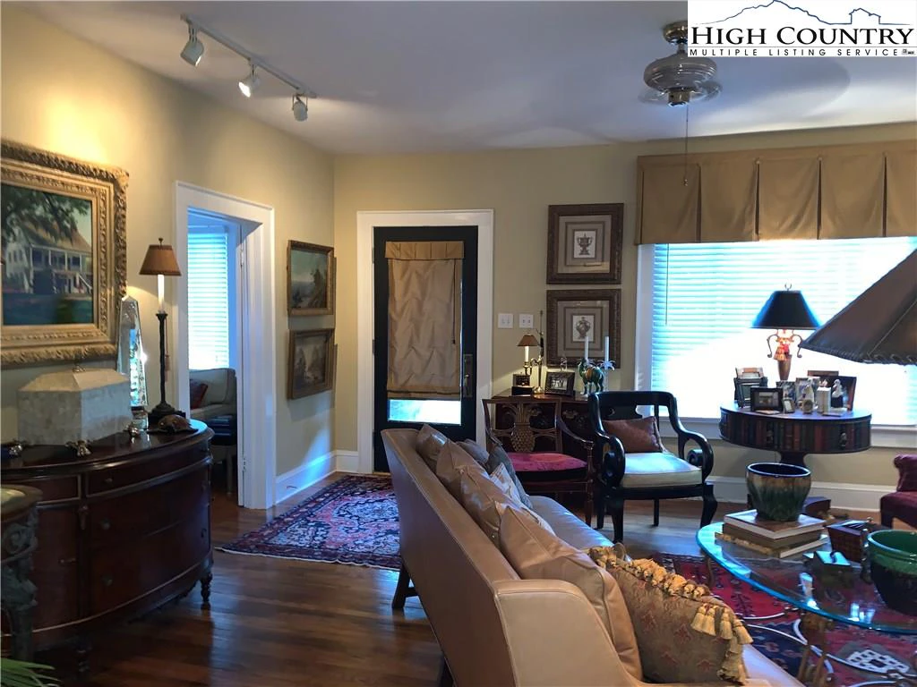 Image number 4 for the current listing