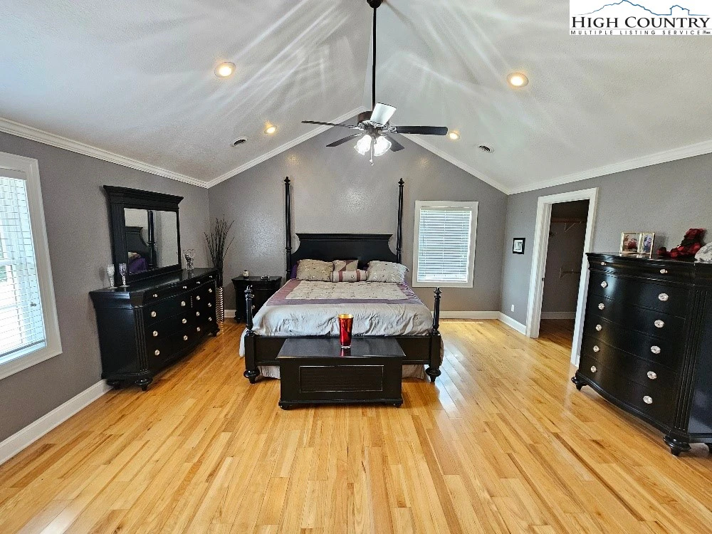 Image number 4 for the current listing