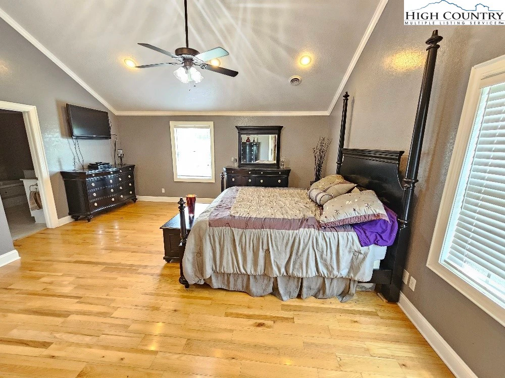 Image number 5 for the current listing