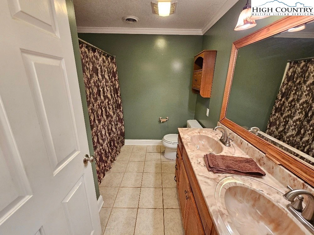 Image number 2 for the current listing