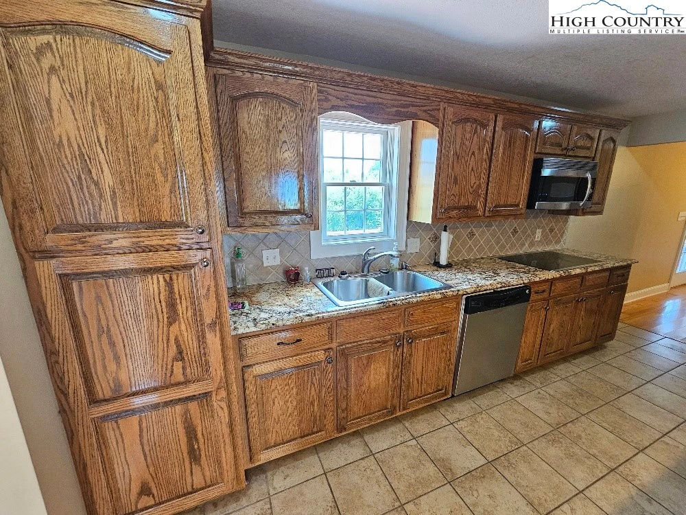 Image number 13 for the current listing