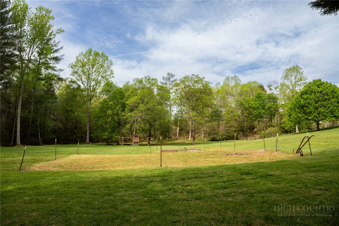 Image number 17 for the current listing