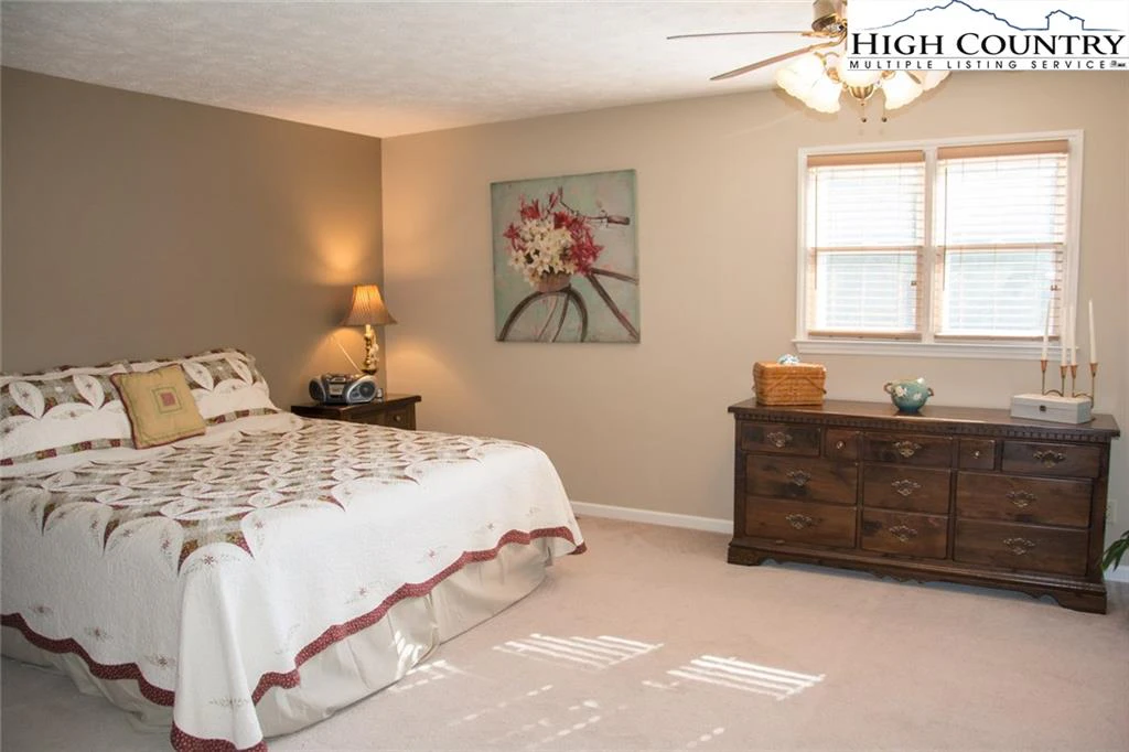 Image number 21 for the current listing
