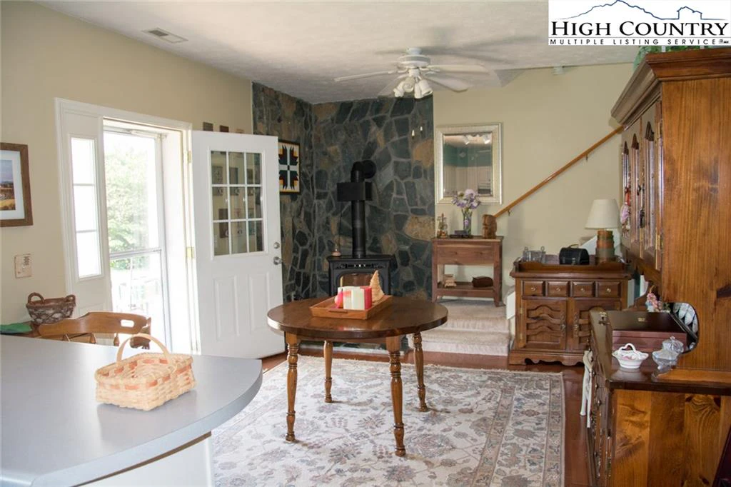 Image number 4 for the current listing