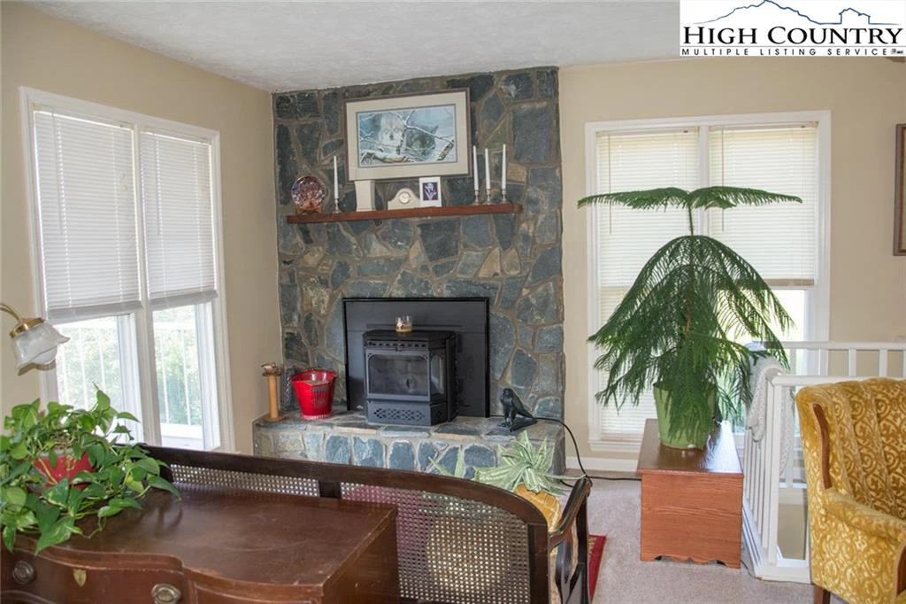 Image number 27 for the current listing