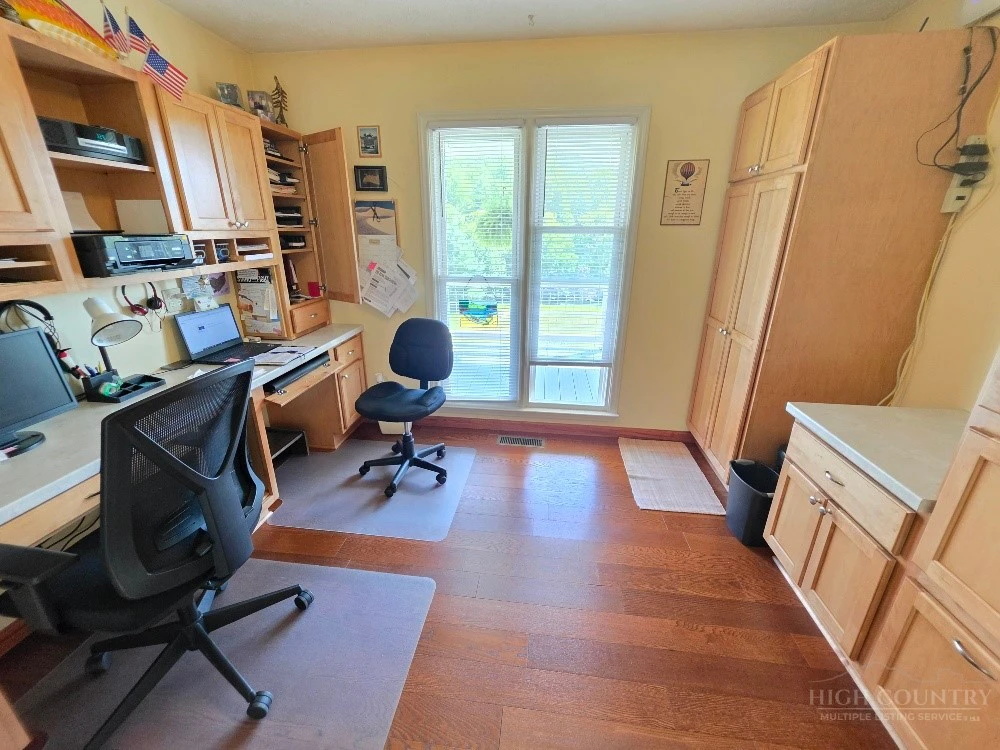 Image number 18 for the current listing