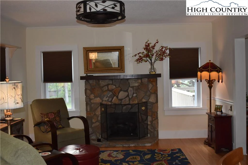 Image number 4 for the current listing