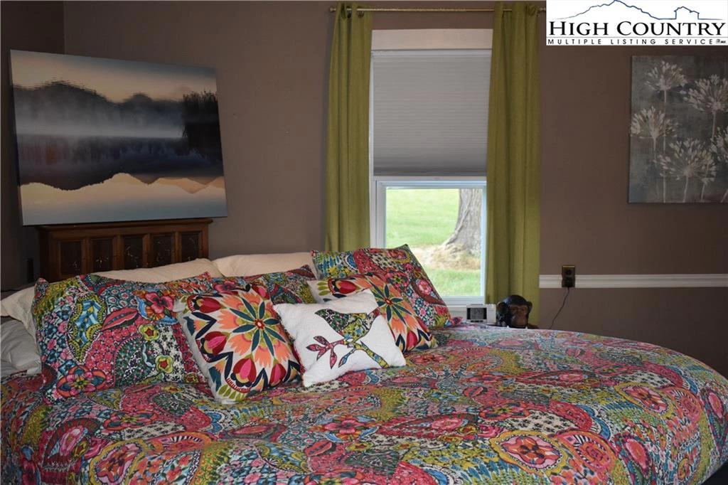 Image number 5 for the current listing