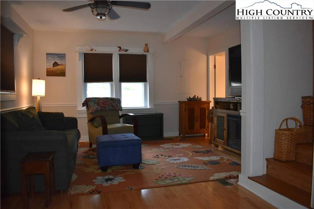 Image number 9 for the current listing