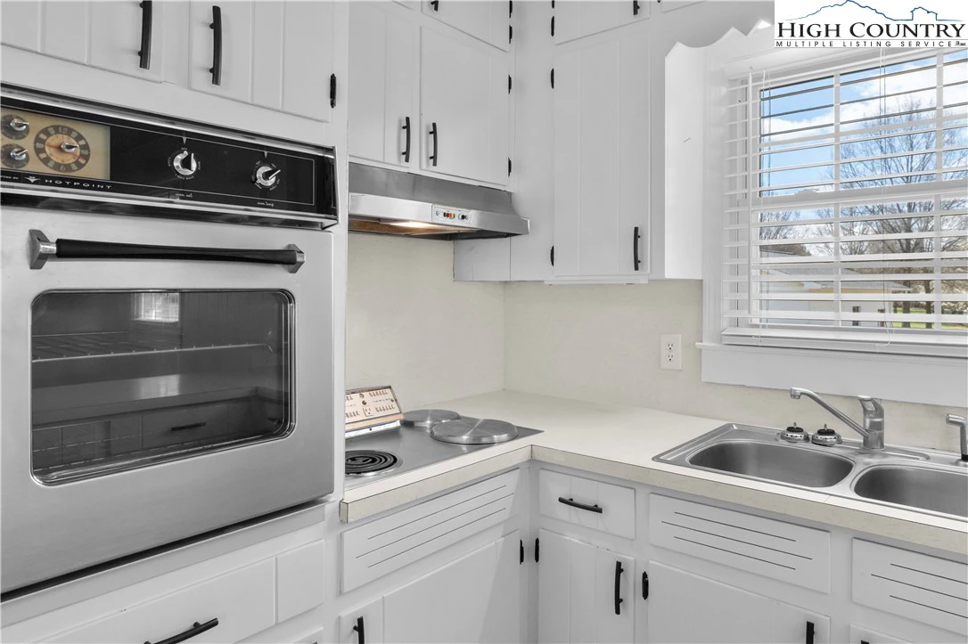 Image number 2 for the current listing