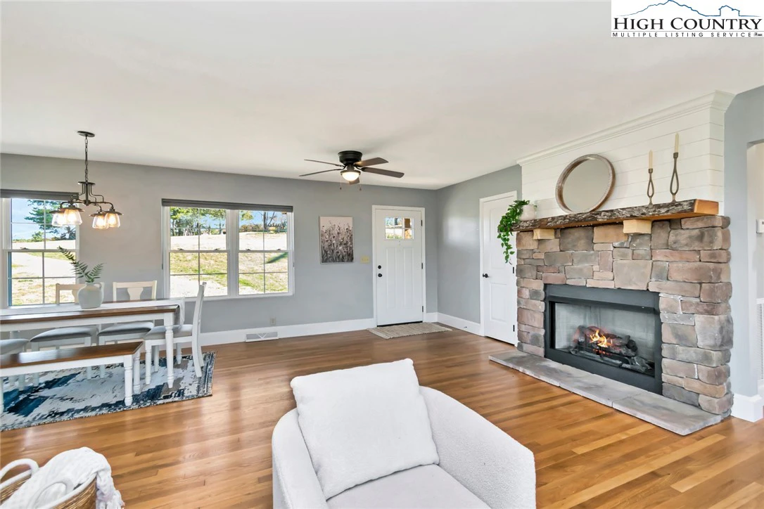 Image number 18 for the current listing