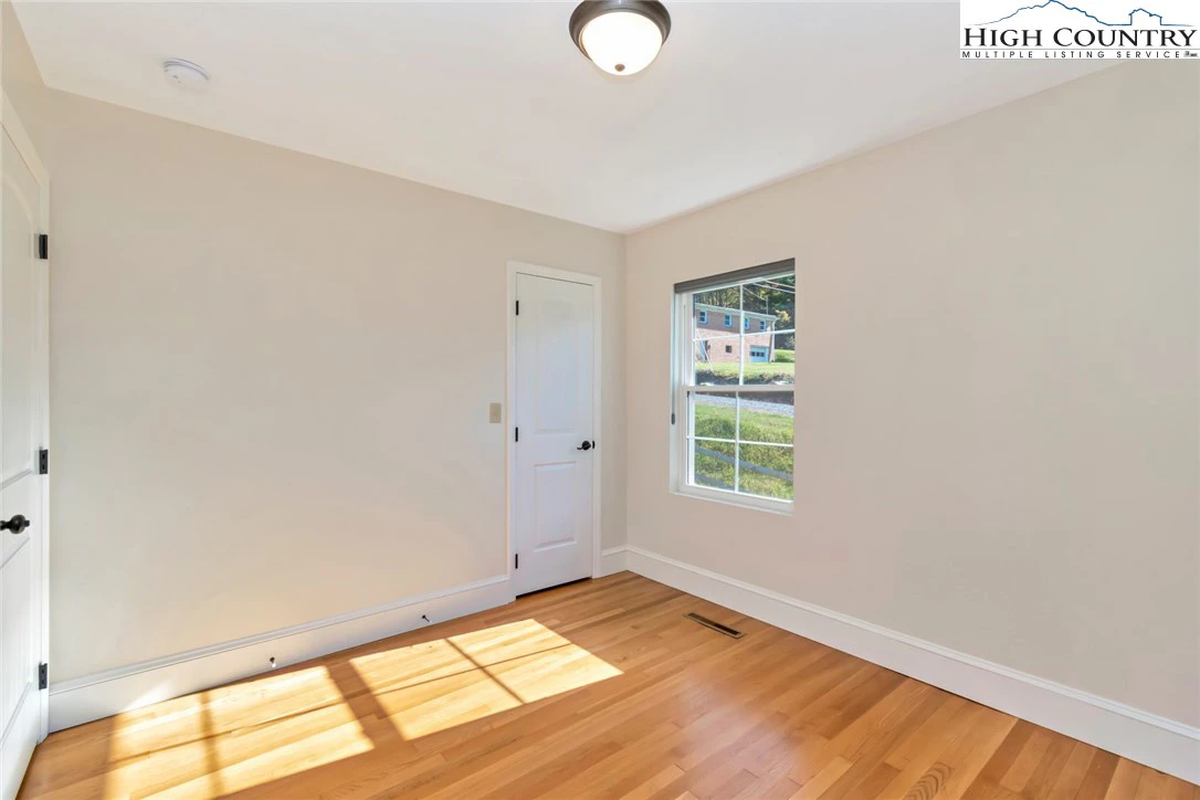 Image number 8 for the current listing