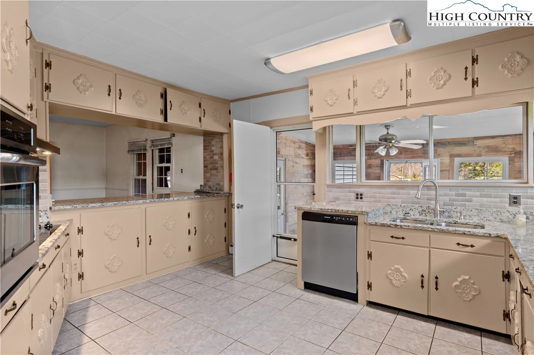 Image number 14 for the current listing