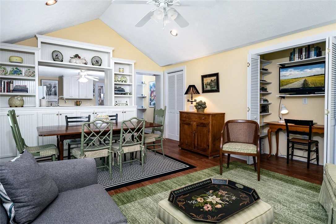 Image number 17 for the current listing
