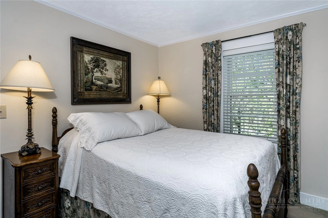 Image number 2 for the current listing