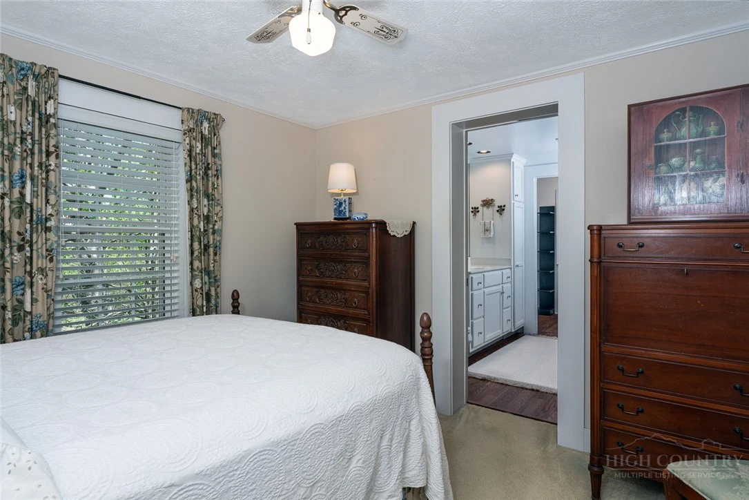 Image number 15 for the current listing