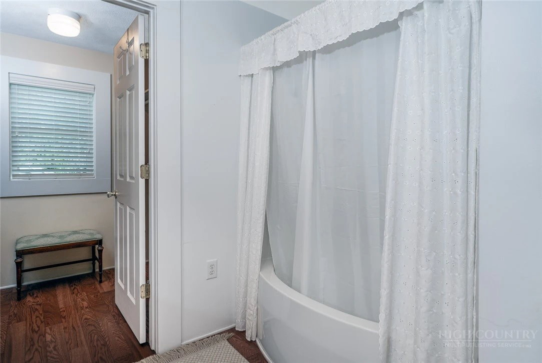 Image number 13 for the current listing