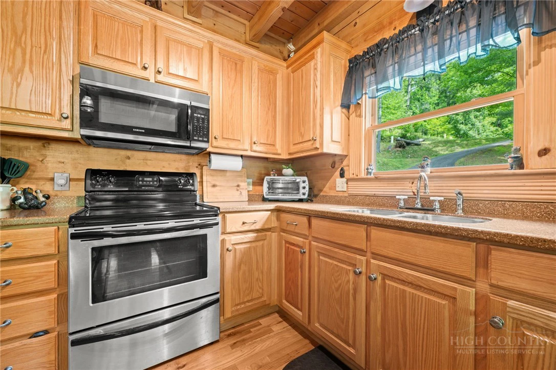 Image number 17 for the current listing