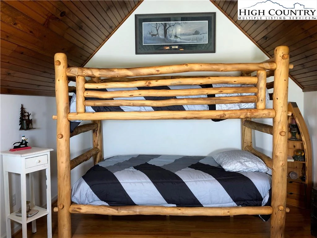 Image number 8 for the current listing
