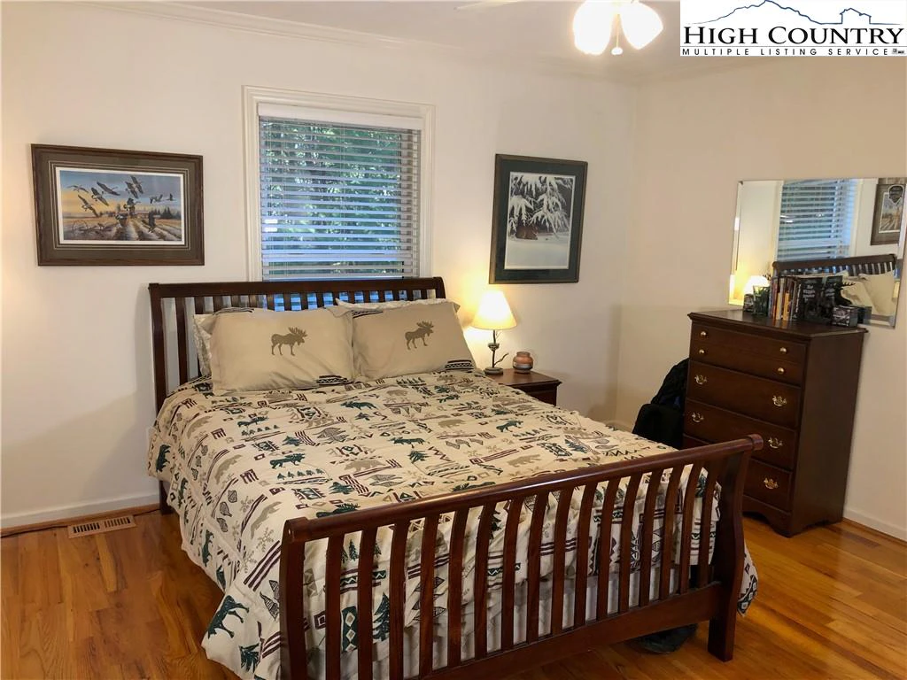 Image number 9 for the current listing