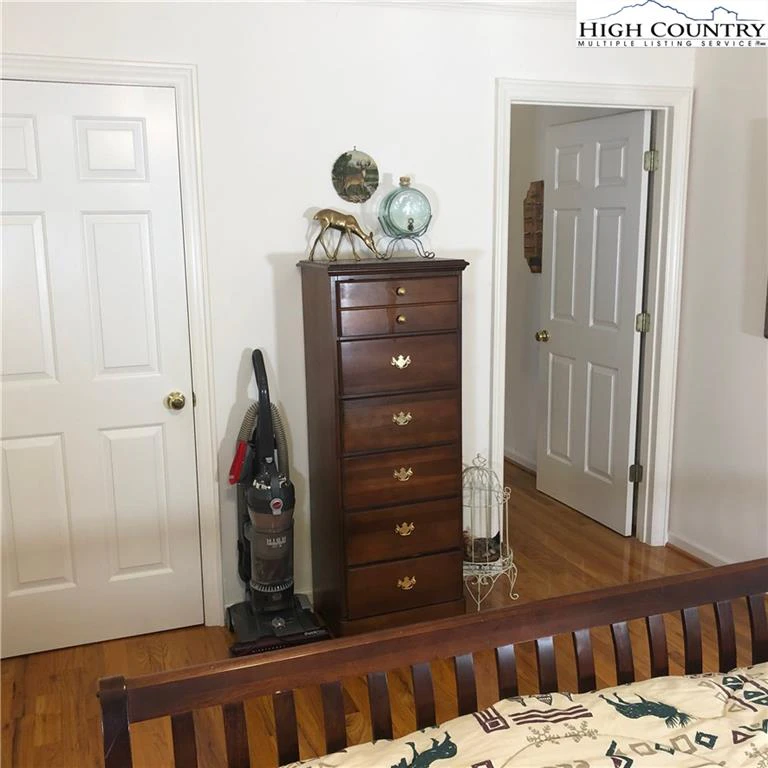 Image number 10 for the current listing
