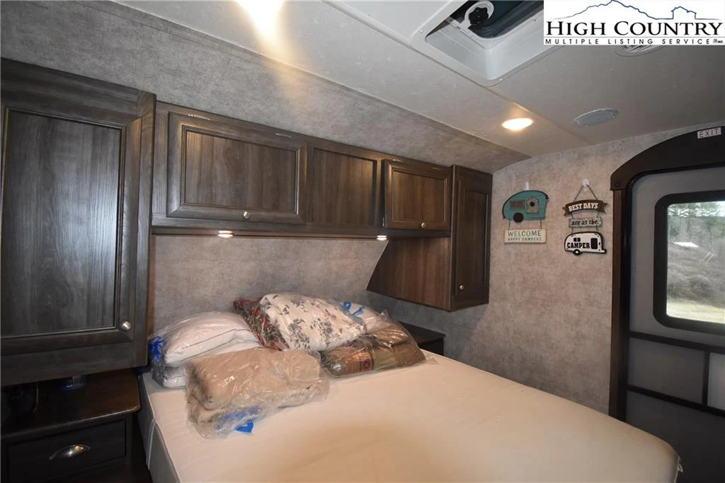 Image number 15 for the current listing