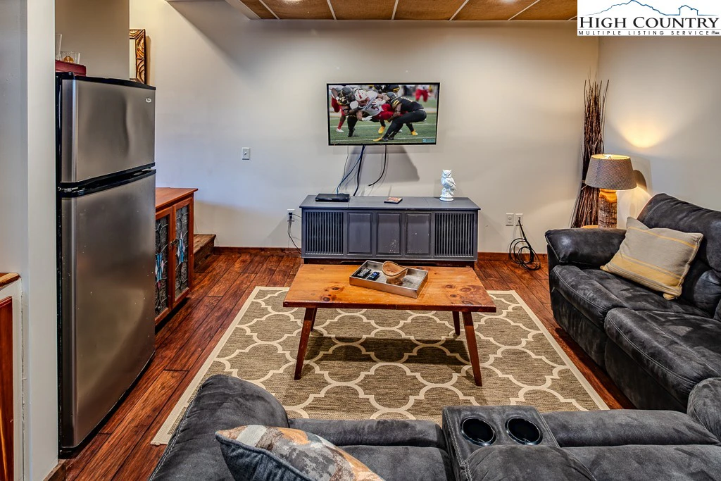 Image number 2 for the current listing