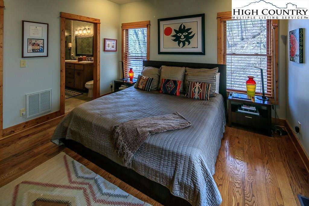 Image number 4 for the current listing