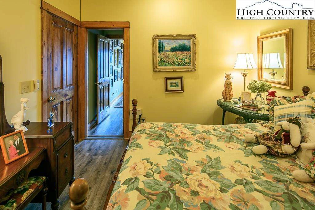 Image number 2 for the current listing