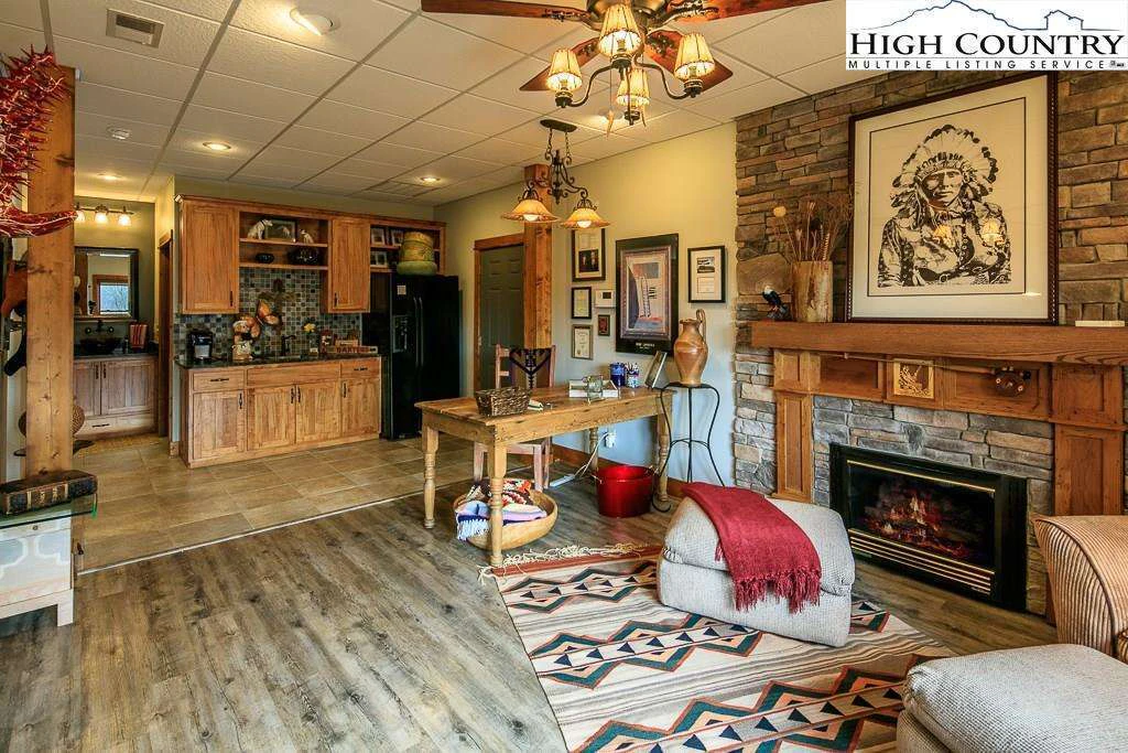Image number 19 for the current listing