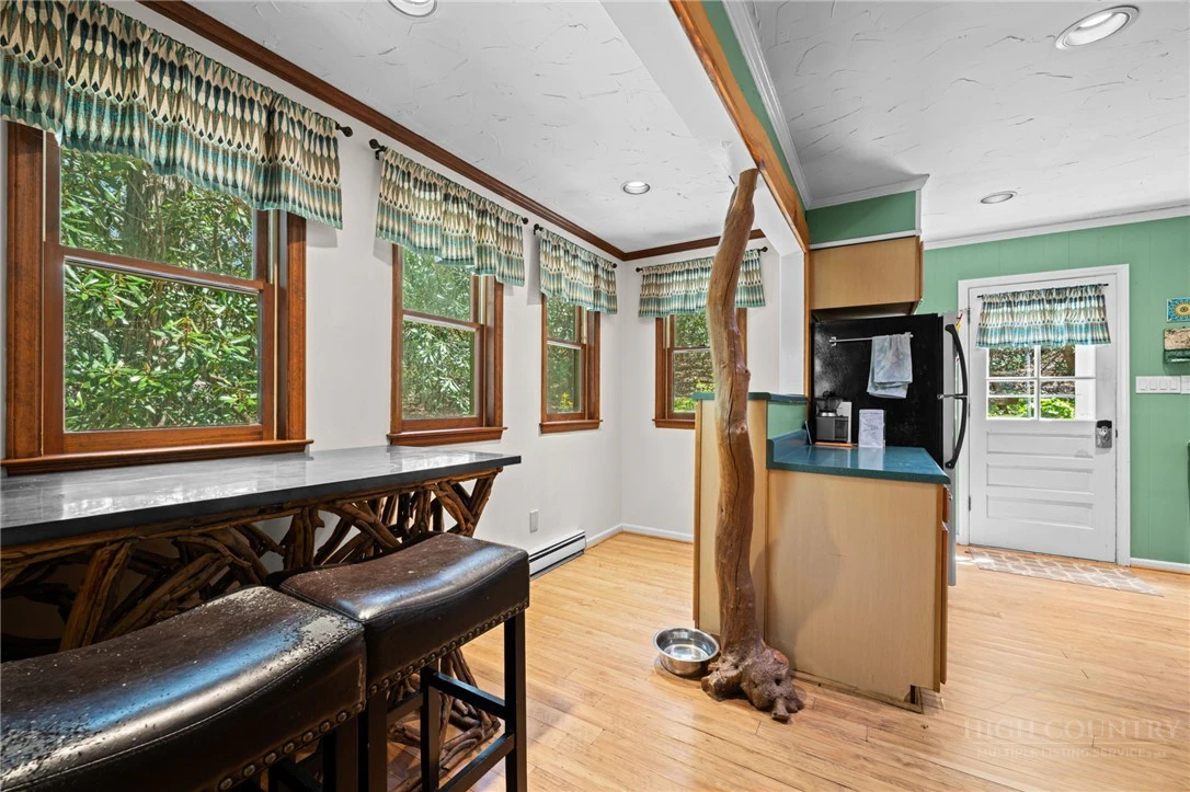 Image number 19 for the current listing