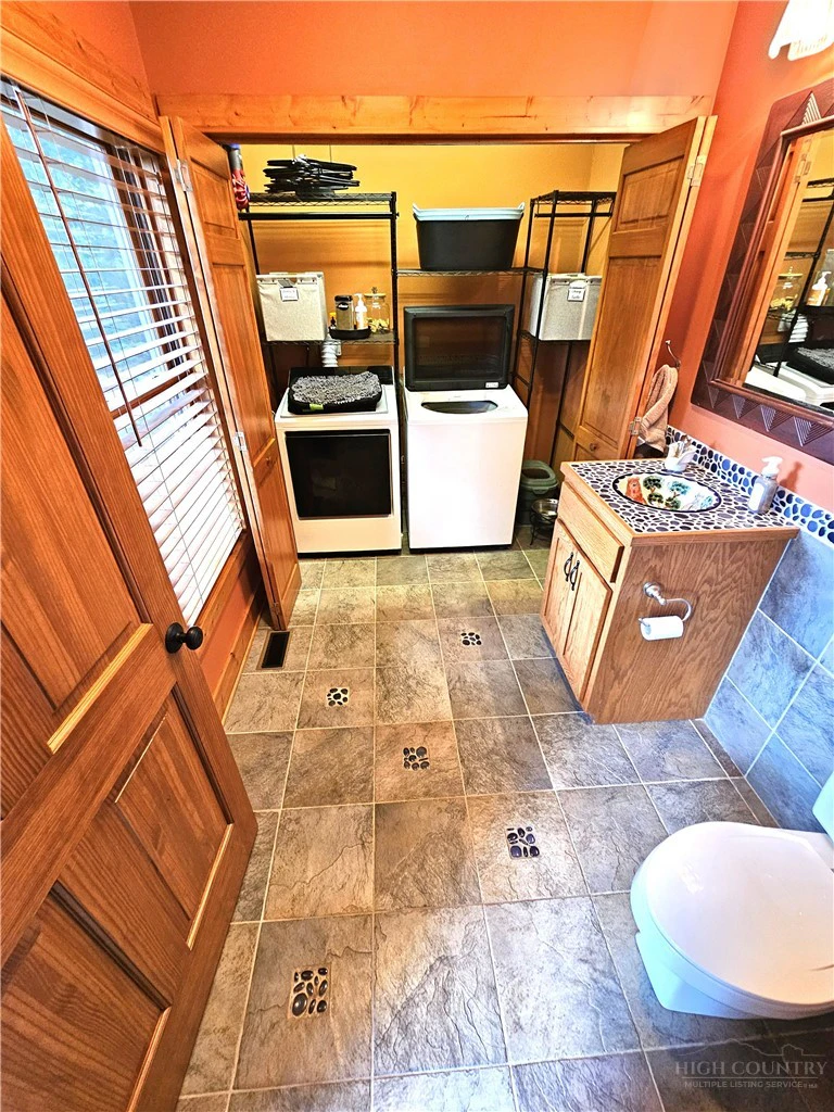 Image number 19 for the current listing