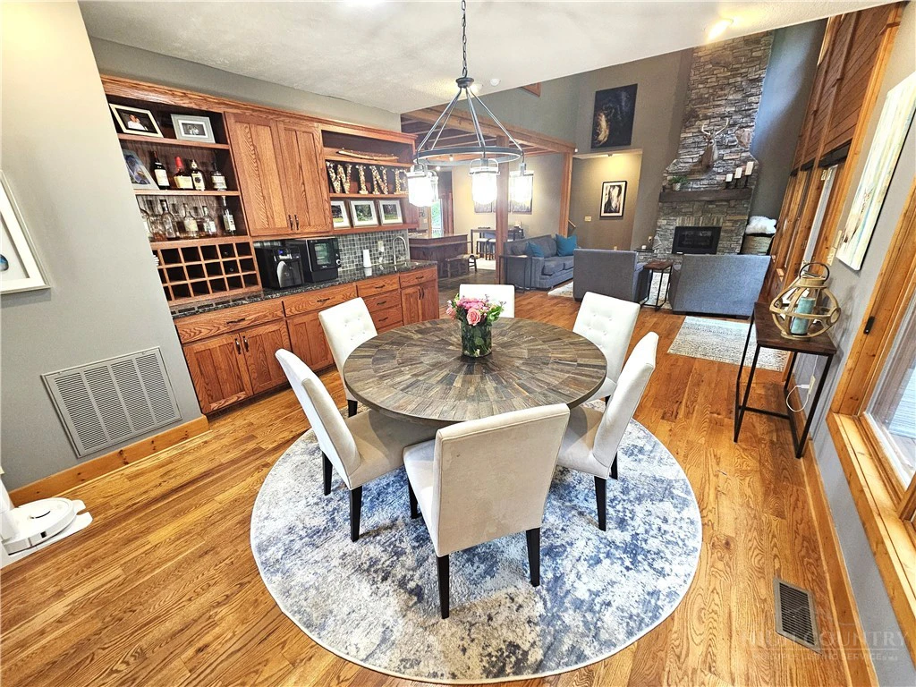 Image number 8 for the current listing