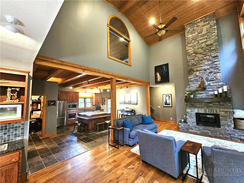 Image number 11 for the current listing