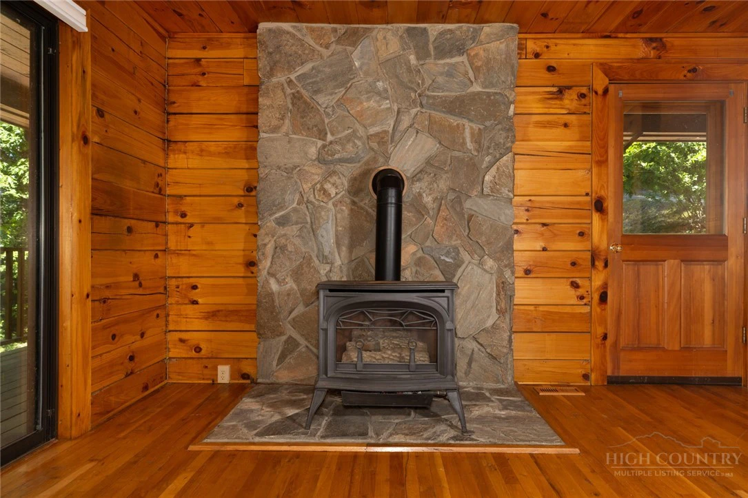 Image number 13 for the current listing
