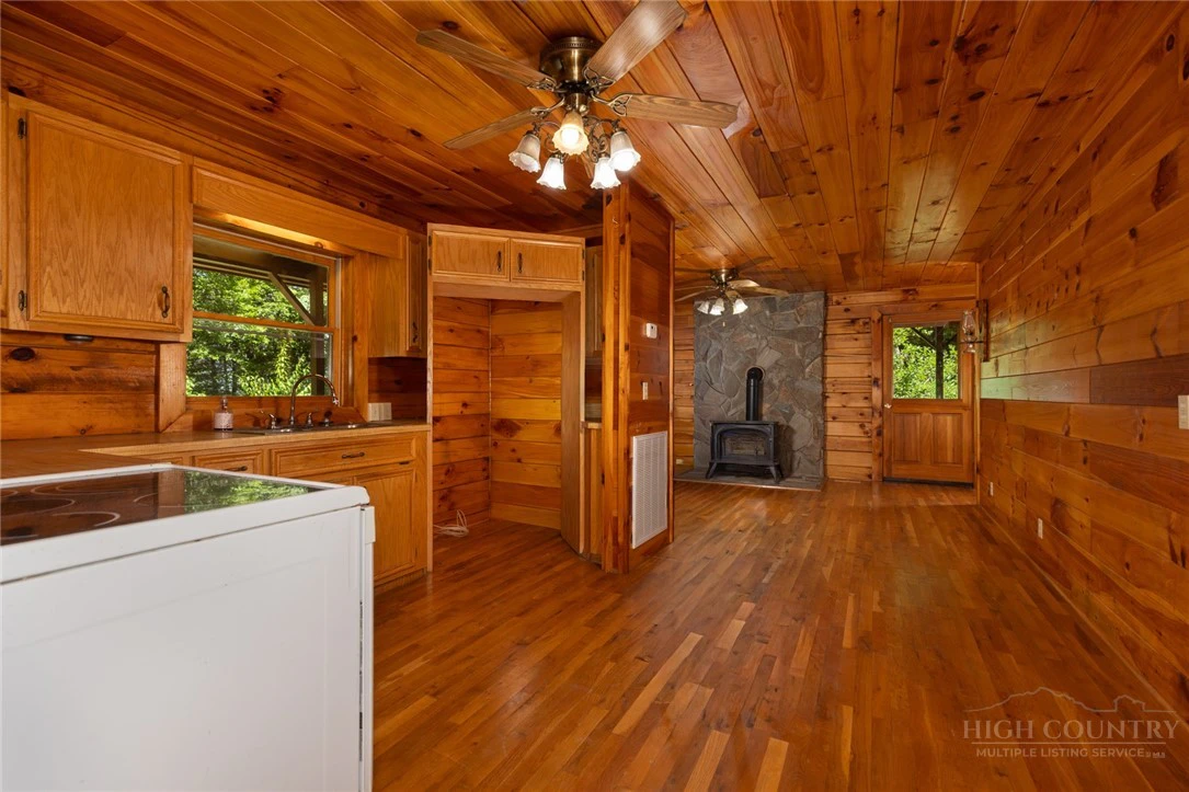 Image number 21 for the current listing