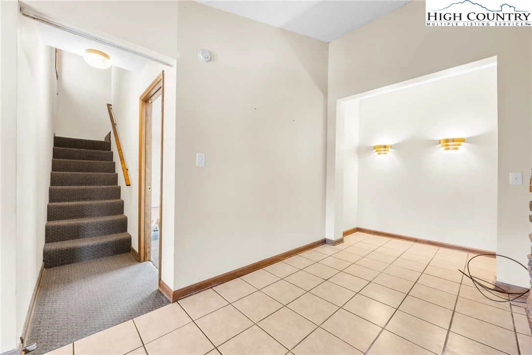 Image number 14 for the current listing