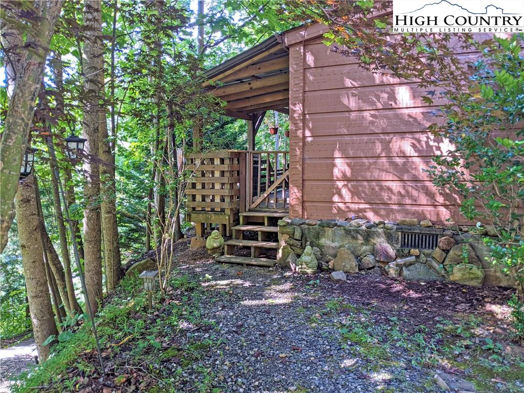 Image number 28 for the current listing