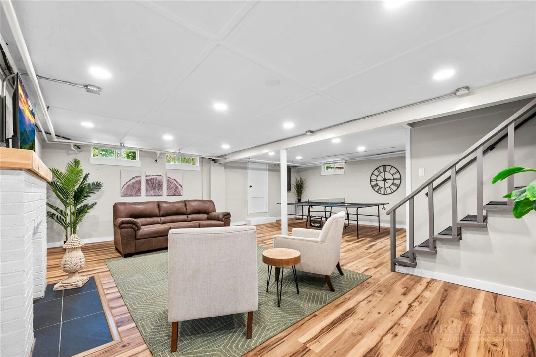 Image number 39 for the current listing