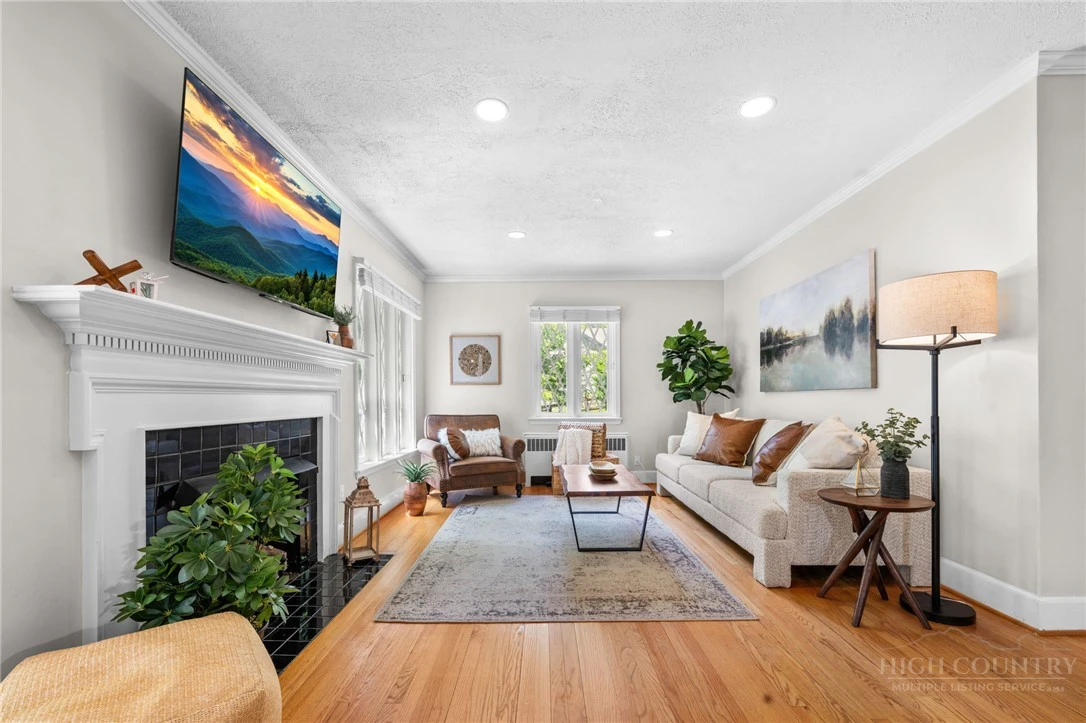 Image number 17 for the current listing