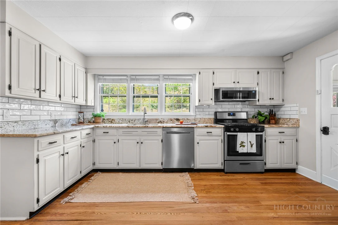 Image number 9 for the current listing