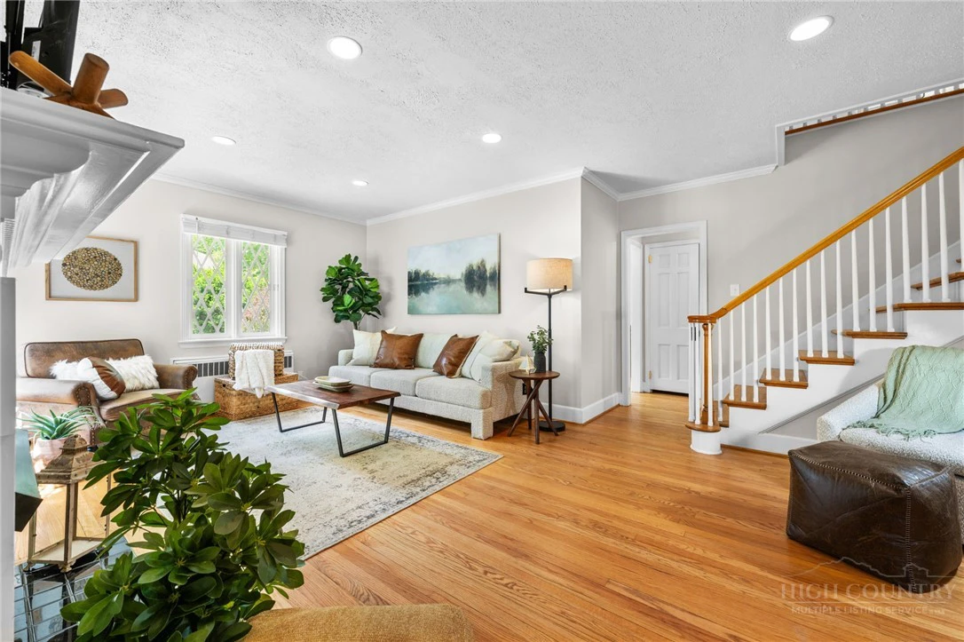Image number 15 for the current listing
