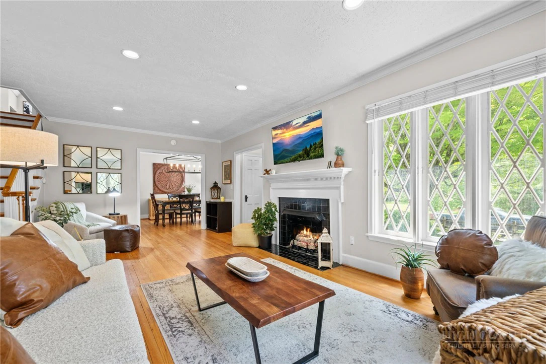 Image number 19 for the current listing